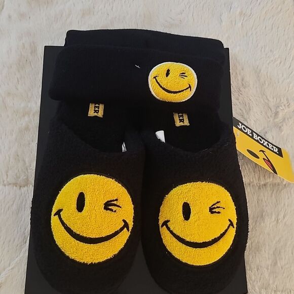 NWT Joe Boxer Women's Smiley Face Slipper & Hat Gift Set Size 6-7 - Picture 2 of 4
